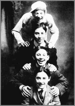 Los cuatro ruiseores, de arriba a abajo: Groucho, Harpo, Gummo, Lou Levy