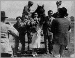 Por fin!! su caballo en ganador en la carrera