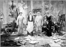 Posando en la escena  en que  Esther Muir es empapelada por Chico y Harpo 