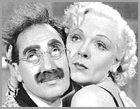 ... Acercate mas!!.GROUCHO:Si lo hago le saldre por la espalda.