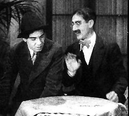 GROUCHO: Radio, existe la remota posibilidad de que sepa lo que es radio. CHICO: Es un V.J.Z.