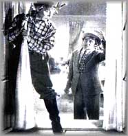 Harpo busca escapatoria por la ventana del hotel
