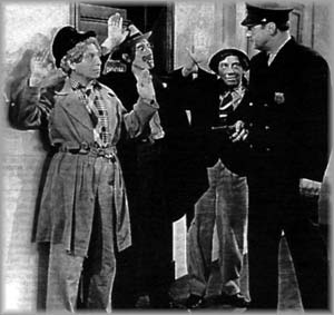 Harpo, Groucho y Chico, son detenidos por un policia...