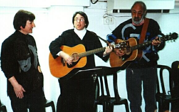 Ann with Judi 'n' Lynn at the Tel Aviv Folk Club - February 2000