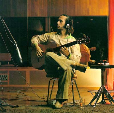 paco de lucia en el estudio de grabación.