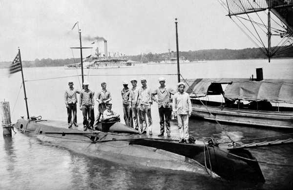 H6-62-Holland Crew Circa 1903
