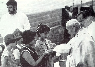 Pope giving Communion in the hand