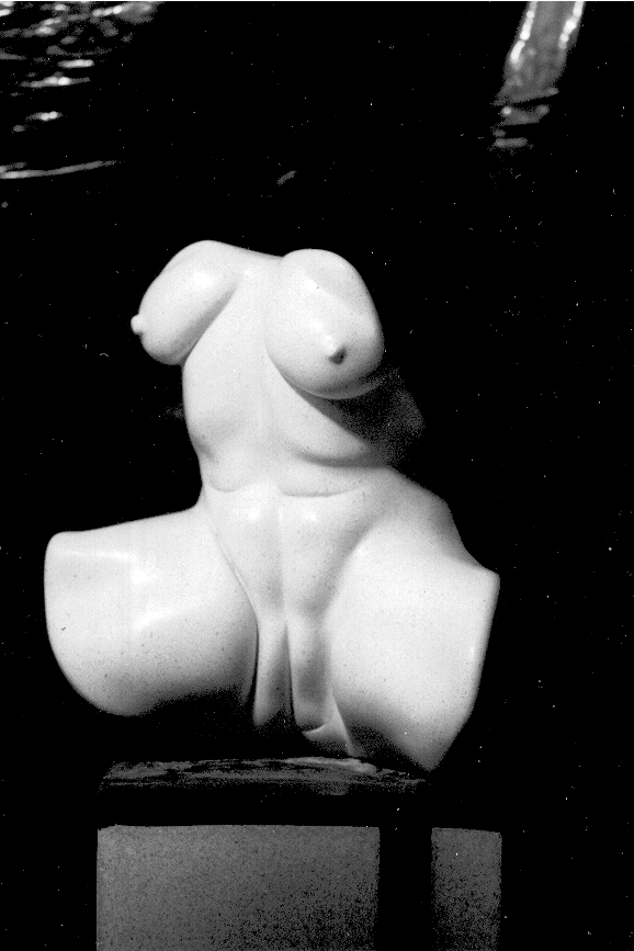 Zittend naakt in de zon