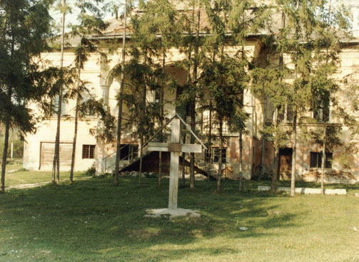 IN ACEST LOC SE GASEA BISERICA ROMANEASCA, DISTRUSA SAMAVOLNIC DE MAGHIARI IN 1940