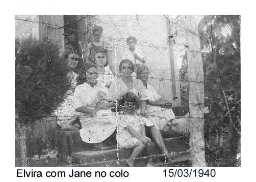 Elvira com Jane no colo - Em p de camisa regata Mario Pereira