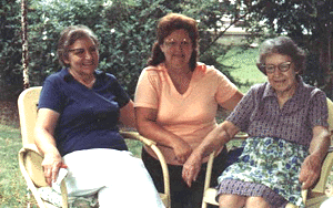 momgmom01.gif (125282 bytes)