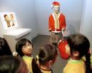 Primary school students look at a terra cotta warrior dressed as Santa Claus from China who have loaned 17 of the terra cotta warriors to Taiwan's National Museum of History, Friday, December 15, 2000, in Taipei. (AP Photo/Wally Santana)