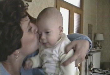 Samuele coccolato dalla sua mamma