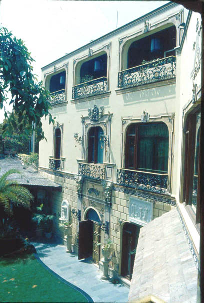 facade5.jpg (184266 bytes)