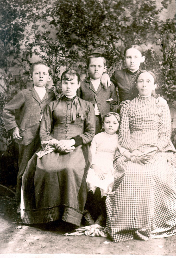 Pinkney & her children.JPG (368076 bytes)