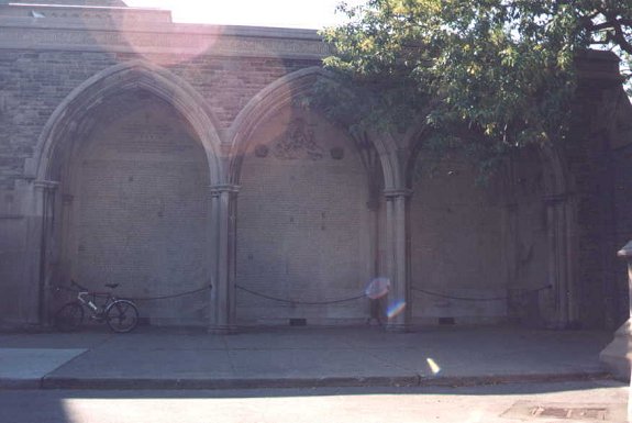 I_want's Photography - University of Toronto - Grotto - pic #1  - 38 kbytes