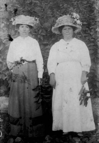 Roxi & Arizona Harris  (67446 bytes)