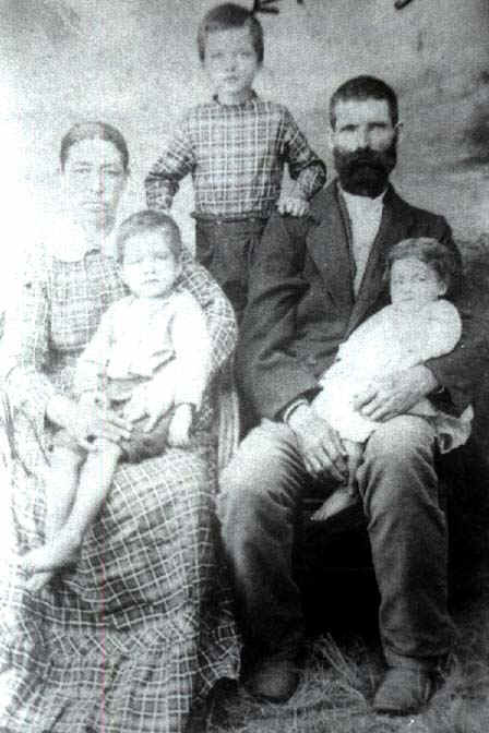 WeltonHoustonHunter&parents.JPG (58412 bytes)