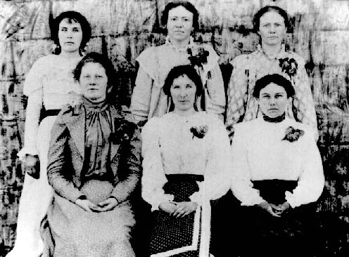 Bobbie Evans & Sisters  (50581 bytes)