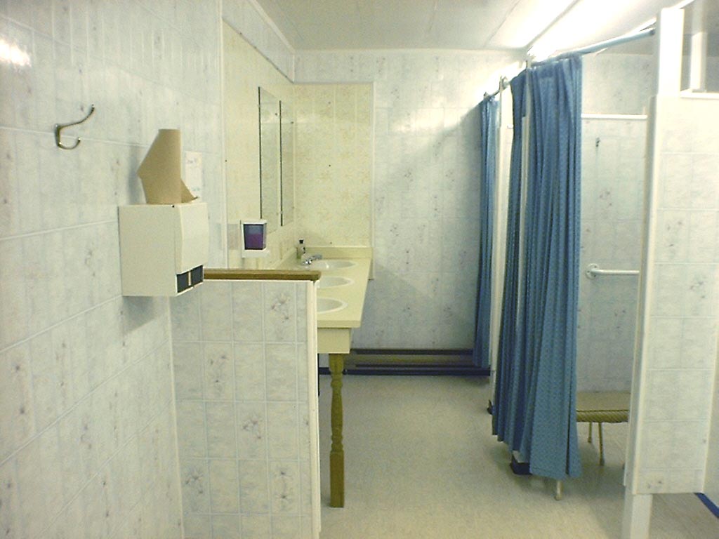 bathroom.jpg (91113 bytes)