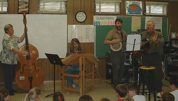 
Dianne on bass, Janet on dulcimer, Josh on banjo and Les on guitar