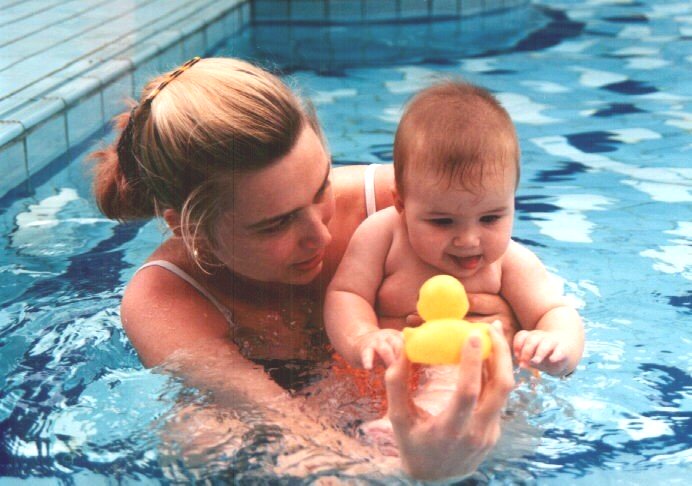 swimming.jpg (73810 bytes)