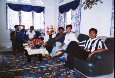 Mereka semua ni kawan sejak sekolah rendah lagi...maklumlah dah lama tak jumpa...datang beraya kat rumah bebual ...panjang semua...sampai dah tak ingat nak balik rumah...