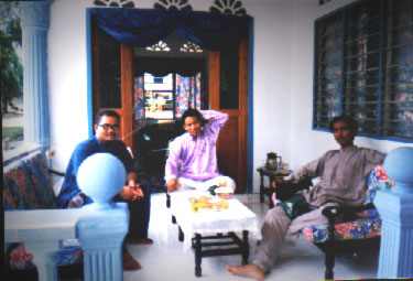 Bob dan Wak (dua orang kawanku semasa di SMPG) datang beraya dirumahku...lama tak jumpa dia...apa khabar agaknya...dengar cerita wak(baju kelabu) dah pun berkahwin... alhamdulillah...