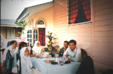 Gambarku  bersama clipku semasa beraya di rumah Salina..sedap kuih dia tau...