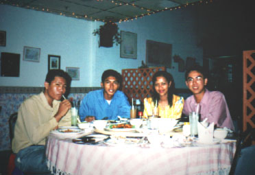 Sudah menjadi adat kebiasaan ditempat kerja...siapa punya birthday...dialah kene belanja..ini adalah birthday Boss aku (baju merah).... Happy birthday Boss...makan freelah kita...