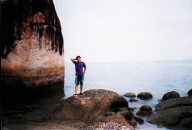 Model batu Karang...hehehe...saja nak test berdiri kat atas batu yang licin tu...amacam ada gaya tak....