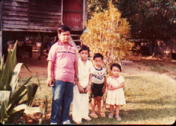 Aku bergambar dengan keluarga jauh..dari Singapore...aku sebelah adik aku yang kecil tu...