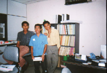 Tiga jejaka yang mengaku handsome konon..sedang mengayakan fasion baju terkini...Nandahari(kiri) dan Sham(tengah)..