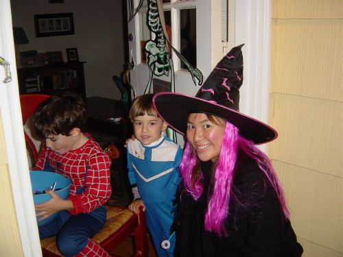 the little kids are soooo cute!!
