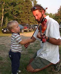 Eelis ja Colin soittamassa viulua, George Lake 6.9.03