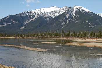 Keväinen järvimaisema, Jasper, Alberta, 22.4.-04