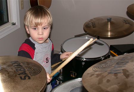 Eelis soittamassa rumpuja, helmikuu 2006