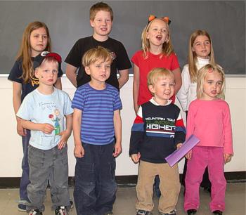 Suomi-kerhon lapsia: YLH (vas-oik) Sofia, Arvi, Hilla & Anabel; ALH Juho, Eelis, Elias & Helena; Edmonton 21.5.2006