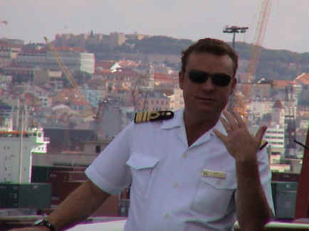 Kapitn Ignazio Giardina auf der Brcke der Costa Marina in Lissabon
