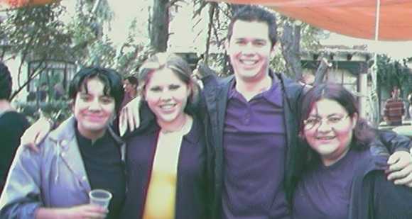 Ana (con la chela a un lado) y los tres chiflados