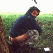 Nano tratando de cagar en el bosque...