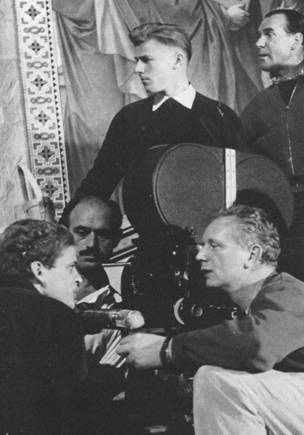 [Klaus Kinski whrend der Dreharbeiten zu LUDWIG II. mit Regisseur Helmut Kutner]