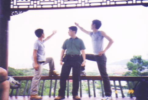hang2.jpg (23349 bytes)