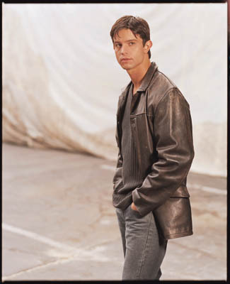 Scroll down for more pix of Jason Behr!!
