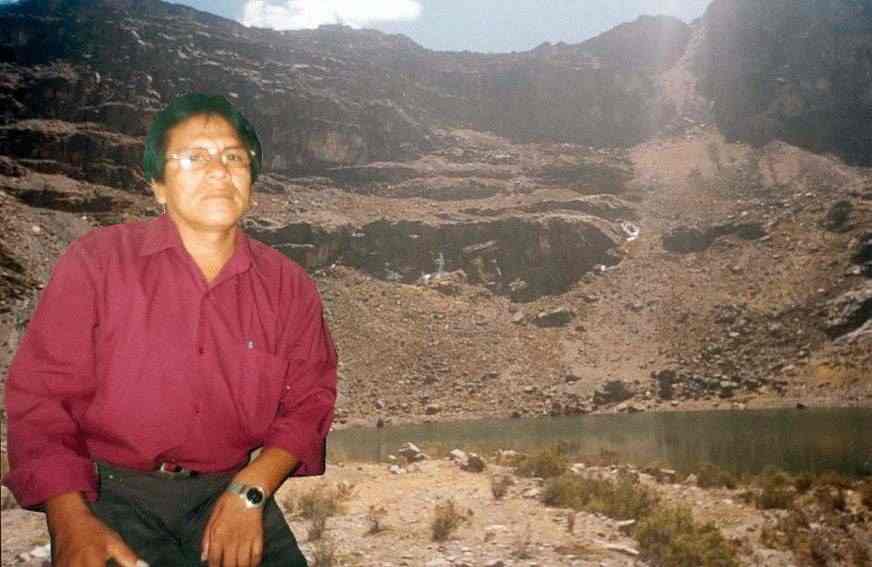 Abel Paucar Soto, Alcalde Distrital de Ihuari, en la laguna de Yancao, formada por las precipitaciones fluviales y por los glaciales.