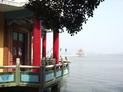 lake.JPG (21592 bytes)