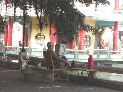 lake3.JPG (27427 bytes)