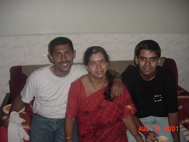 Pai_mom_me_20010825.jpg