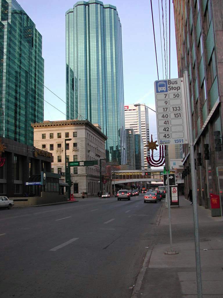 ������ɫ�ĸ�¥����Canada Trust,��˵��ȫ��������ߵĽ�����