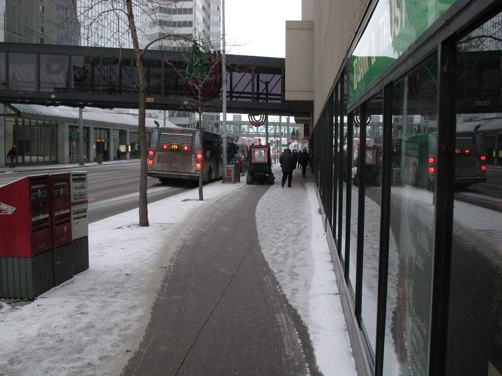 ��������3��blocks�������Ҽҡ��Ա���Eaton Center��һ���ܴ�İٻ��̵ꡣ